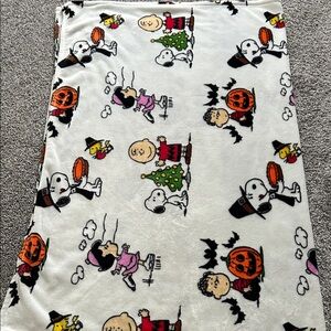 NWOT Berkshire Peanuts Halloween White Fleece Throw Blanket